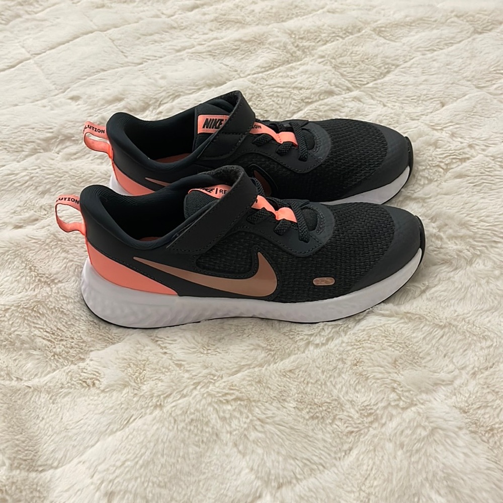 Nike Revolution kids shoes US size 13.5C EUR 31.5